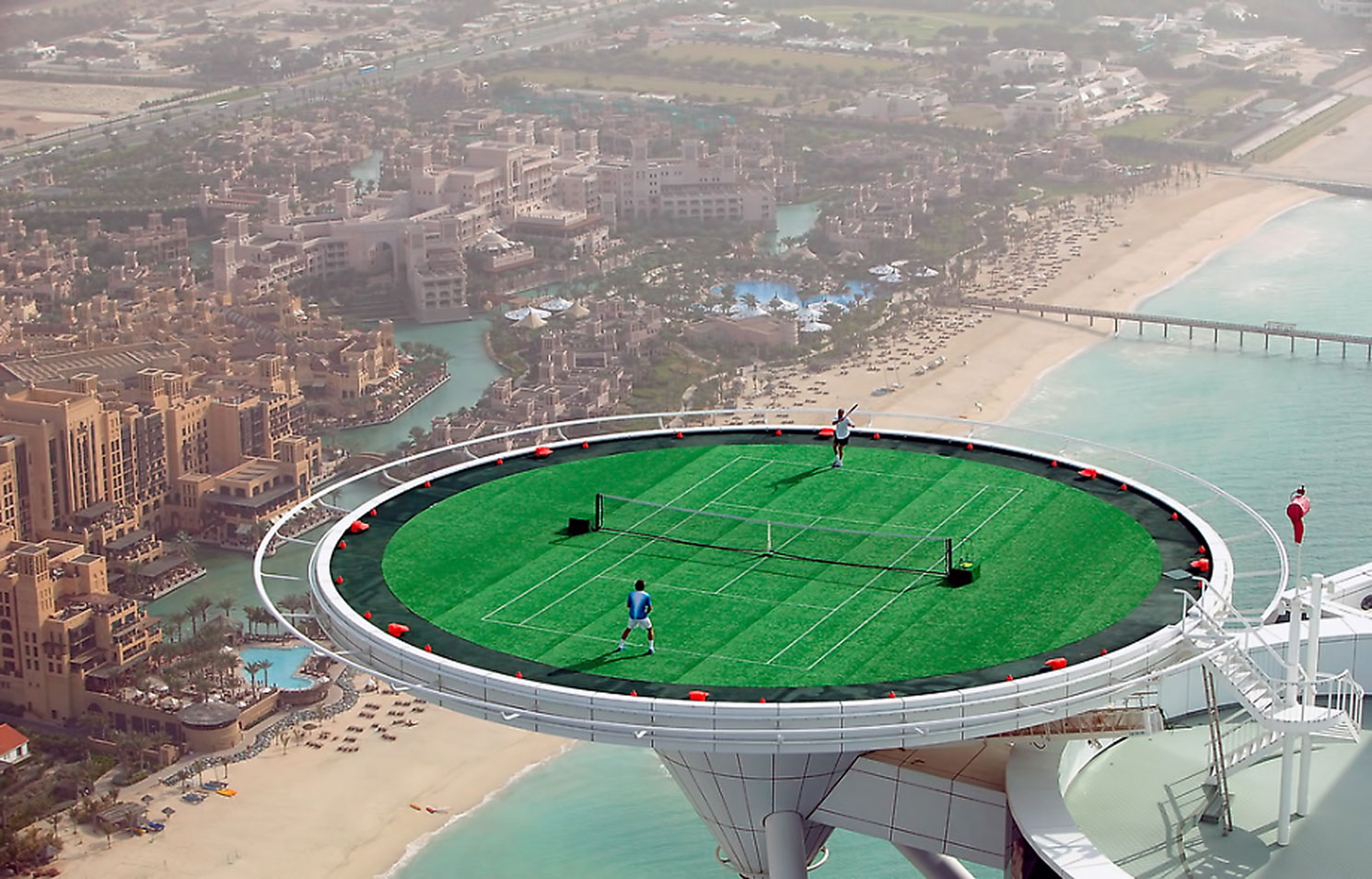 burj-al-arab-helikopterlandeplatz-tennis